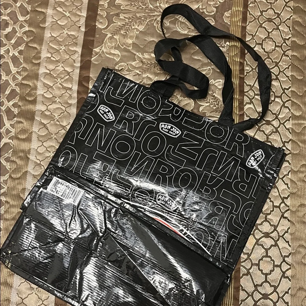 BEACH BUNDLE BABY!! ๐ ๐โโ๏ธ ๐ด
RON JON Set- Medium hoodie, Tote Bag and Cousy - Picture 5 of 8